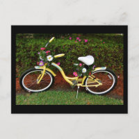 Gelbes Fahrrad in Blume überzogen - lustig