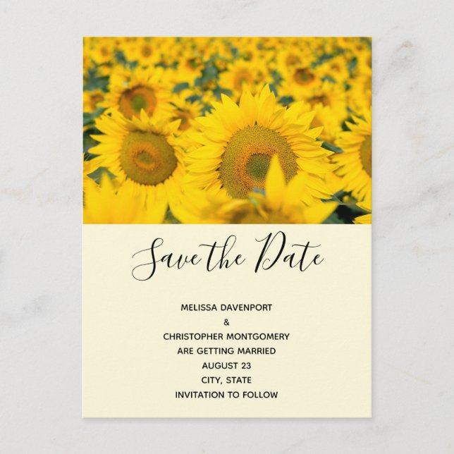 Gelbes Feld der Sonnenblumen Hochzeit Einladungspostkarte (Vorderseite)