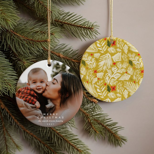 Gelbes festes botanisches Foto Keramik Ornament (Yellow festive botanical watercolor ornament featuring personalized names and photo.)
