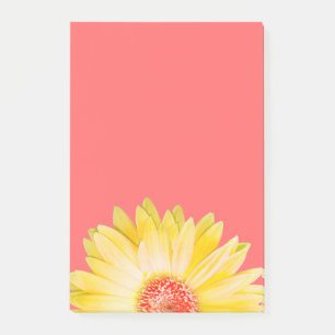 Gelbes Gerbera-Gänseblümchen auf Rosa Post-it Klebezettel