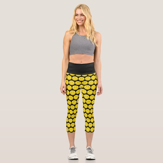 Gelbes Gesicht schwarzes Grinsen Lächeln Capri Leggings (Vorderseite)