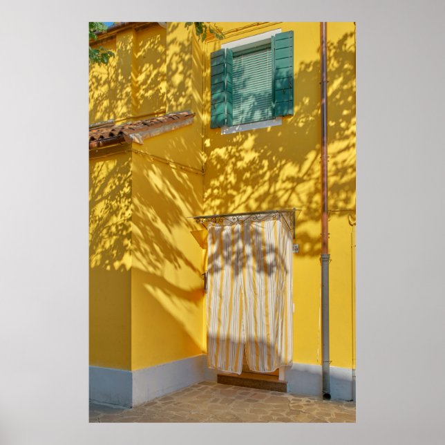 Gelbes gestrichenes Gebäude Poster (Vorne)