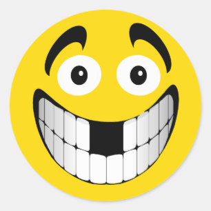 Gelbes Großes Grinsen mit Vermissten Zähnen Runder Aufkleber