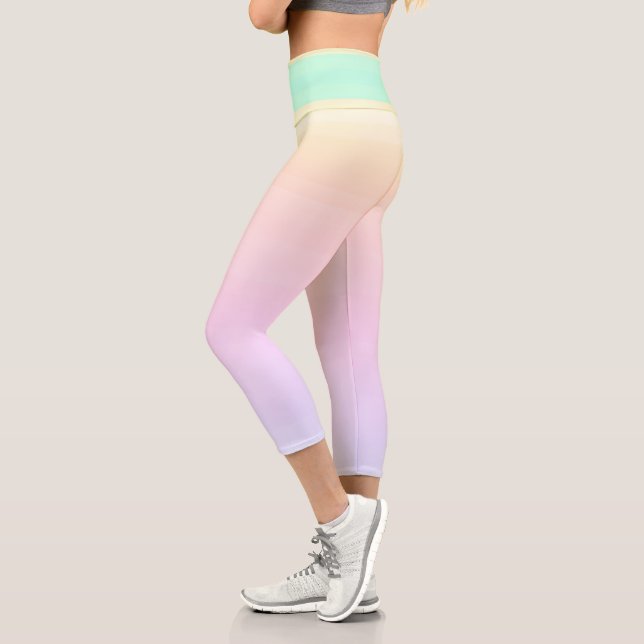 Gelbes, grünes Lila Pastell-Gradient-Lines-Muster Capri Leggings (Links)