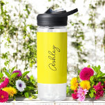 Gelbes handgeschriebenes Text-Elegant Trinkflasche<br><div class="desc">Gelbe Elegant Water Flasche mit der Option, Namen mit schönen kalligraphischen Text hinzufügen. Mehr Produkte mit diesem Design sind in der folgenden Kollektion zu finden.</div>
