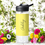 Gelbes handgeschriebenes Text-Elegant Trinkflasche<br><div class="desc">Gelbe Elegant Water Flasche mit der Option, Namen mit schönen kalligraphischen Text hinzufügen. Mehr Produkte mit diesem Design sind in der folgenden Kollektion zu finden.</div>