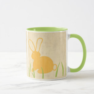 Gelbes Häschen und grünes Gras durch Chariklia Tasse