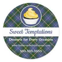 Gelbes Icing Cupcake auf Tartan Muster Hintergrund