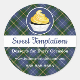 Gelbes Icing Cupcake auf Tartan Muster Hintergrund Runder Aufkleber