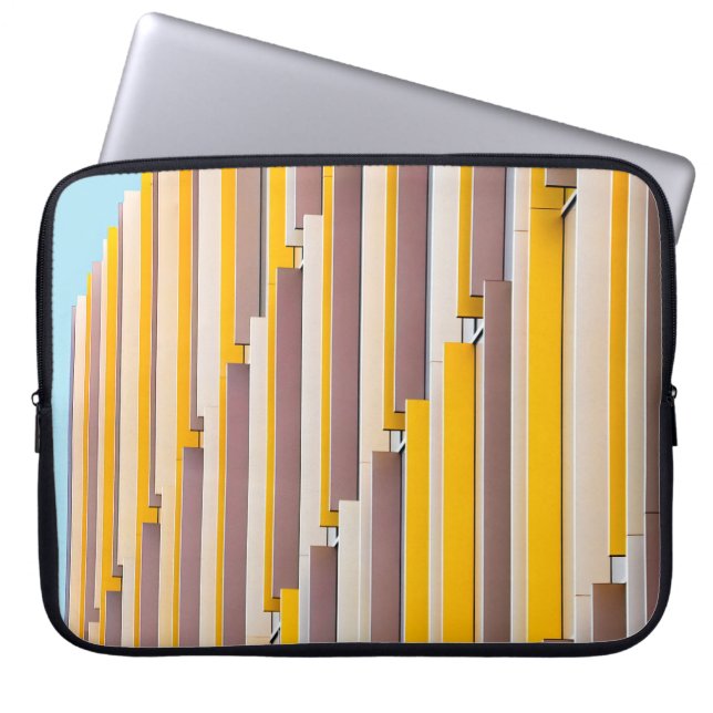 GELBES KONKRETES GEBÄUDE AM TAG LAPTOPSCHUTZHÜLLE (Vorderseite)