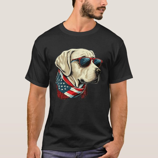 Gelbes Labrador in Sonnenbrille und Flag A 4. Juli T-Shirt (Vorderseite)