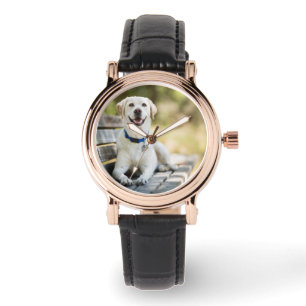Gelbes Labrador liegt auf der Bank Armbanduhr
