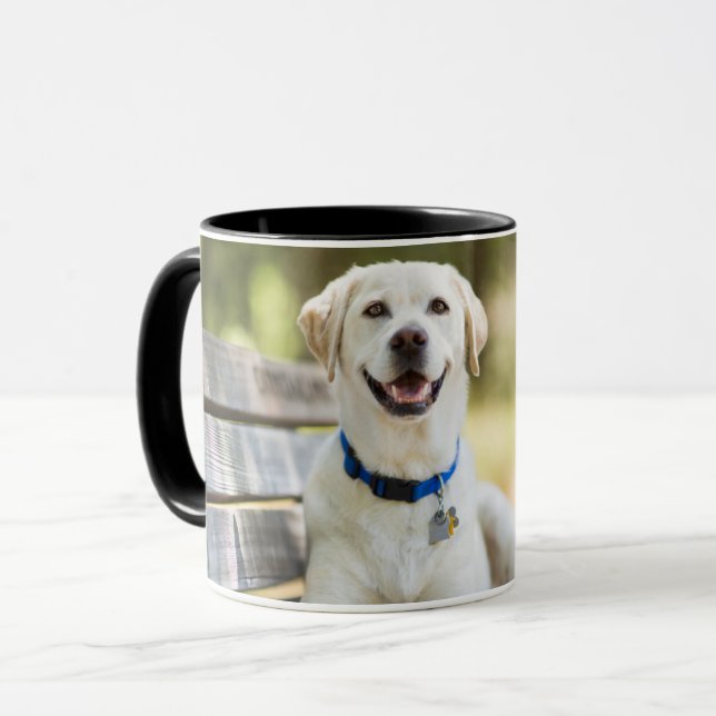 Gelbes Labrador liegt auf der Bank Tasse (Vorderseite Links)