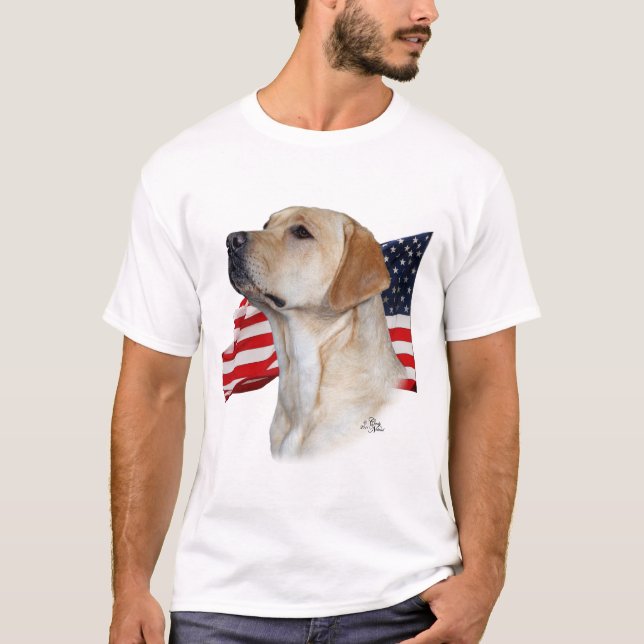 Gelbes Labrador retriever mit Flagge T-Shirt (Vorderseite)