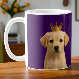 Gelbes Labrador Welpe in Goldkrone Niedlich Kaffeetasse