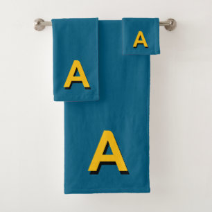 Gelbes Monogramm auf Blau-Lagune-Farbe Badhandtuch Set