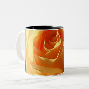 Gelbes Rosen in Vollblut Zweifarbige Tasse