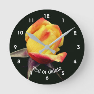 Gelbes Rosenknospen-Personalisierung Runde Wanduhr