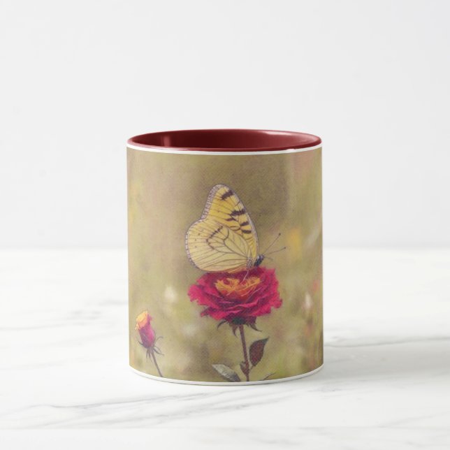 Gelbes Schmetterling auf einer Rote Rose Art Tasse (Zentrum)