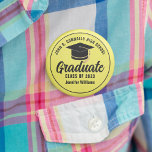 Gelbes Schwarzes Schulabgänger Tag des Individuell Button<br><div class="desc">Dieser moderne, gelbe und schwarze, benutzerdefinierte Graduiertenknopf zeigt klassische weiße Typografie Ihres High School- oder Uni-Namens für die Klasse von 2025. Passen Sie mit Ihrem geschlossen Jahr unter dem schicken, handgeschriebenen schwarzen Drehbuch und dem schwarzen Graduiertencap für einen großen personalisierten Abschluss Namensschild für ein Party oder Alumni Homecoming Event an....</div>