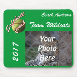 Gelbes Softball-Trainer-Skript mit Teampic-Text Mousepad