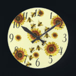 Gelbes Sonnenblume-und Honig-Bienen-Sommer-Muster Runde Wanduhr<br><div class="desc">Dieses summery und niedliche Sommersonnenblume- und Honigbienenmuster auf hellgelbem ist für die trendy und stilvolle Frau perfekt. Sein playful und cooler Entwurf ist für viele Geschenke und Gelegenheiten groß; für selbst,  Ihre Freunde oder Ihre Familie. Genießen Sie dieses helle und reizend Muster für Ihren folgenden Kauf!</div>
