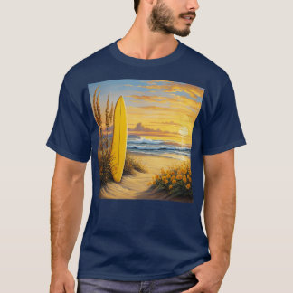 Gelbes Surfbrett im Sand am Strand TShirt