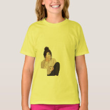 Gelbes T-Shirt mit Aufdruck darauf