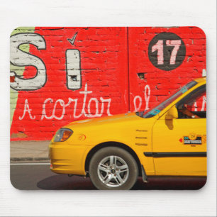 Gelbes Taxi & Graffiti, Ecuador Mousepad