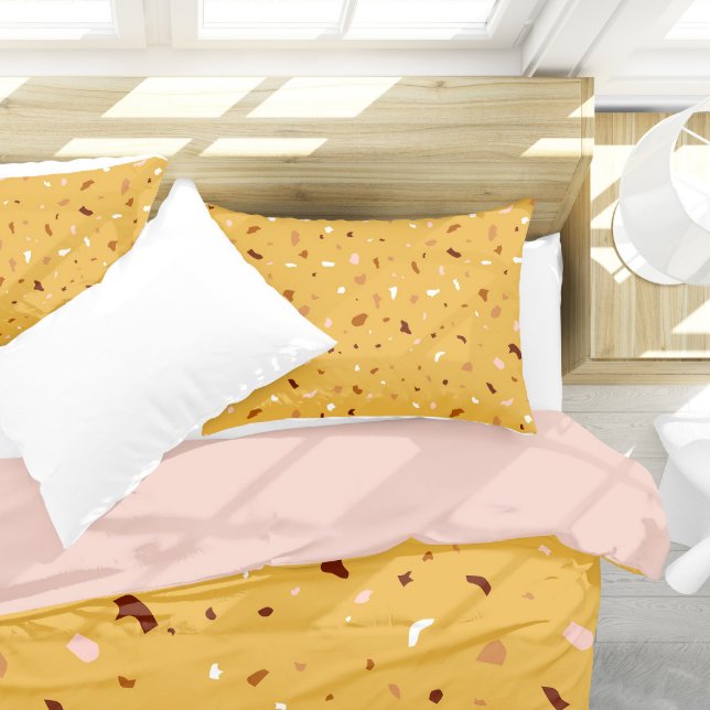 Gelbes Terrazzo-Muster Kissenbezug (Yellow Terrazzo Pillow Case On Bed)