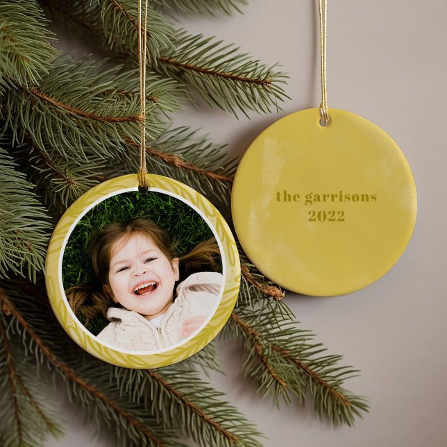 Gelbfarbener Rahmen für botanisches Foto Keramik Ornament (Golden yellow watercolor photo family name ornament)
