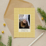 Gelbgelbes, spielerisches, handGezeichnet, kariert Feiertagskarte<br><div class="desc">Spielend handgezeichnet,  karierte Urlaubsfotokarte mit goldgelben Karos auf der Vorderseite und einem Pop roter Karo auf der Rückseite. Kunst und Design von Annie Montgomery Design.</div>