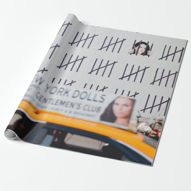 GELBKABEL VOR DER WEISS GESPALTETEN WAND GESCHENKPAPIER (Ungerollt)