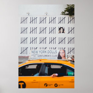 GELBKABEL VOR DER WEISS GESPALTETEN WAND POSTER