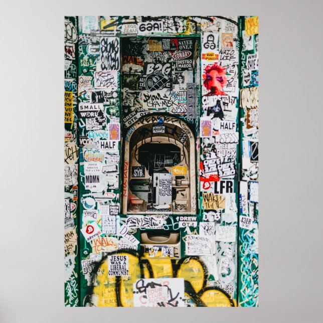 Geldautomat mit GRAFFITI Poster (Vorne)