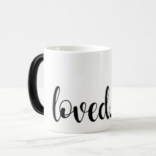 Geliebt. Moderne trendige Skript-Typografie Verwandlungstasse