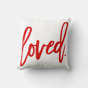 Geliebt. Rote moderne trendy Schrift-Typografie Kissen