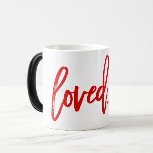 Geliebt. Rote moderne trendy Schrift-Typografie Verwandlungstasse