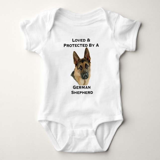 Geliebt u. durch einen Schäferhund geschützt Baby Strampler (Vorderseite)