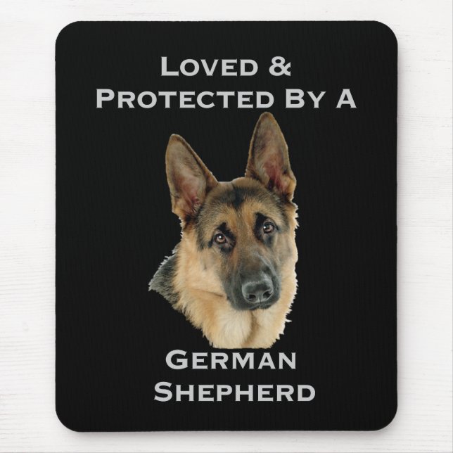 Geliebt u. durch einen Schäferhund geschützt Mousepad (Vorne)