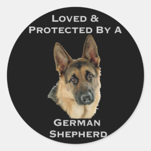 Geliebt u. durch einen Schäferhund geschützt Runder Aufkleber