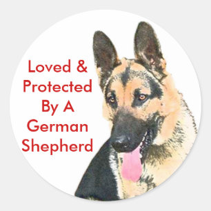 Geliebt u. durch einen Schäferhund geschützt Runder Aufkleber
