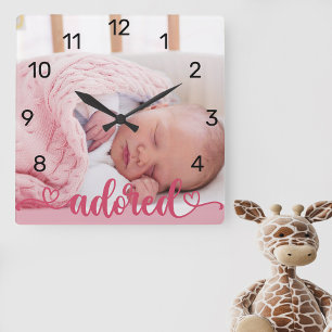 Geliebtes Baby-Mädchen-Foto Rosa Kinderzimmer Quadratische Wanduhr