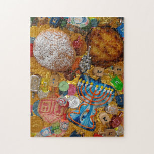 Gelt, Dreidels, Menorah, Sufganiot u. Latke