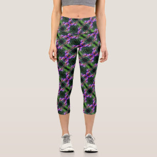 Gemäldete Lady Butterfly auf Aster-Blume Abstrakt Capri Leggings