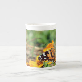 Gemäldete Lady Butterfly auf Zinnia-Tasse Prozellantasse