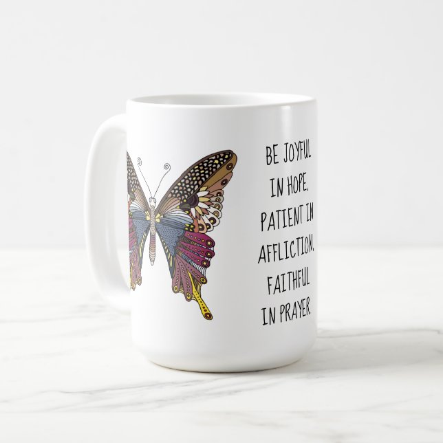 Gemalter Schmetterling mit Vers von Römern 12:12 Kaffeetasse (Vorderseite Links)