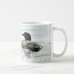 Gemeiner Loon auf dem Wasser Kaffeetasse