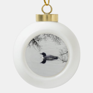 Gemeiner Loon Swims im Winter am Nordsee Keramik Kugel-Ornament