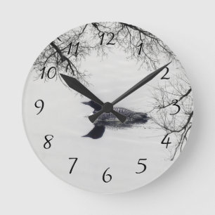 Gemeiner Loon Swims im Winter am Nordsee Runde Wanduhr